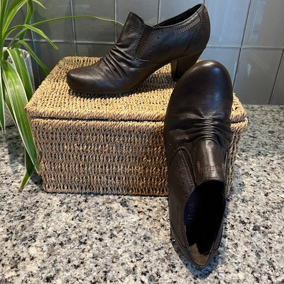 BASS Shoe Boot Size 6M Brown Man Made Material Good Condition 2 1/4" Heel - Picture 3 of 11